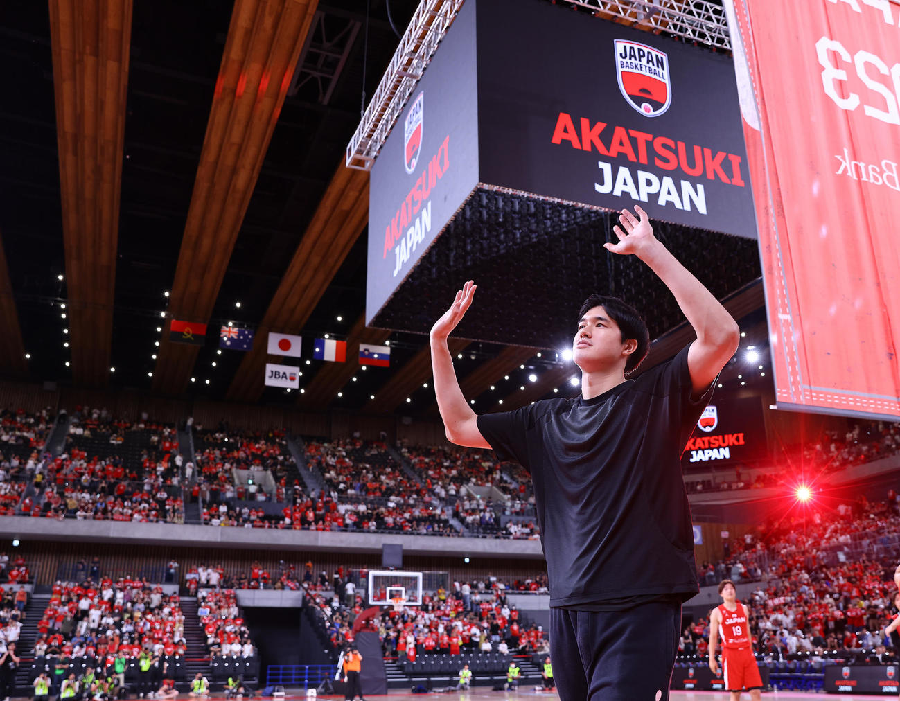 日本対スロベニア　試合後の壮行会でスタンドにファンに手を振る渡辺（撮影・垰建太）
