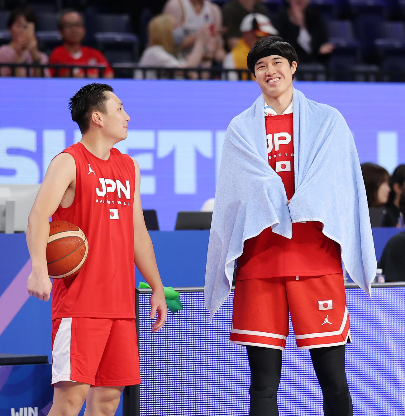 日本対ドイツ　試合前、富永（左）と談笑する渡辺（撮影・前田充）