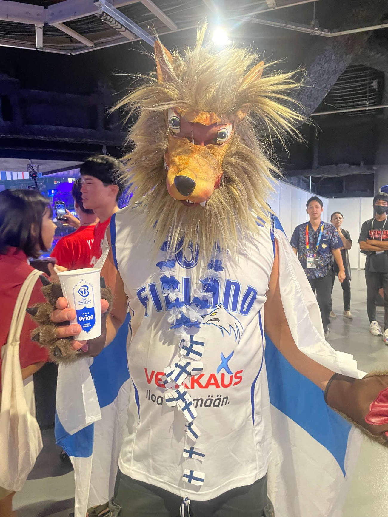 ライオンのかぶりものをかぶってポーズを取るフィンランドのバスケファン（撮影・奥岡幹浩）