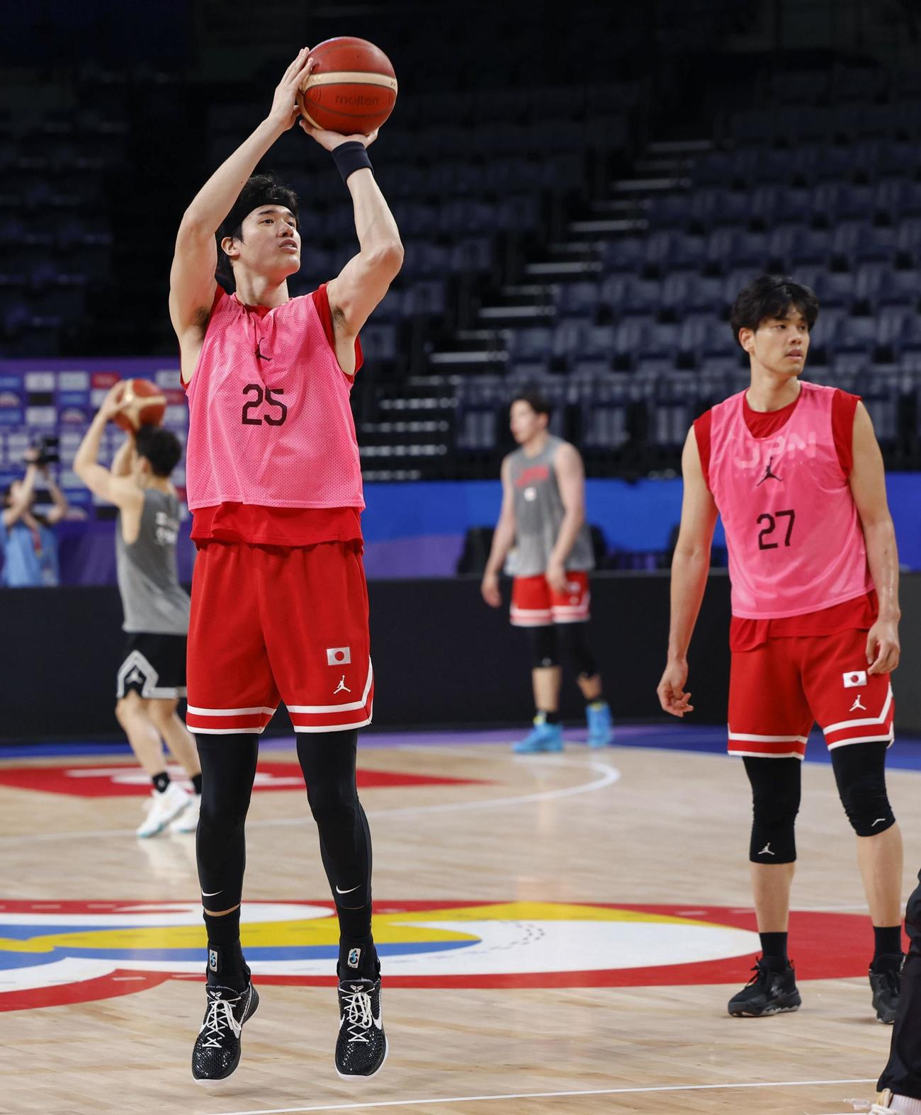 シュート練習する渡辺（左）（共同）