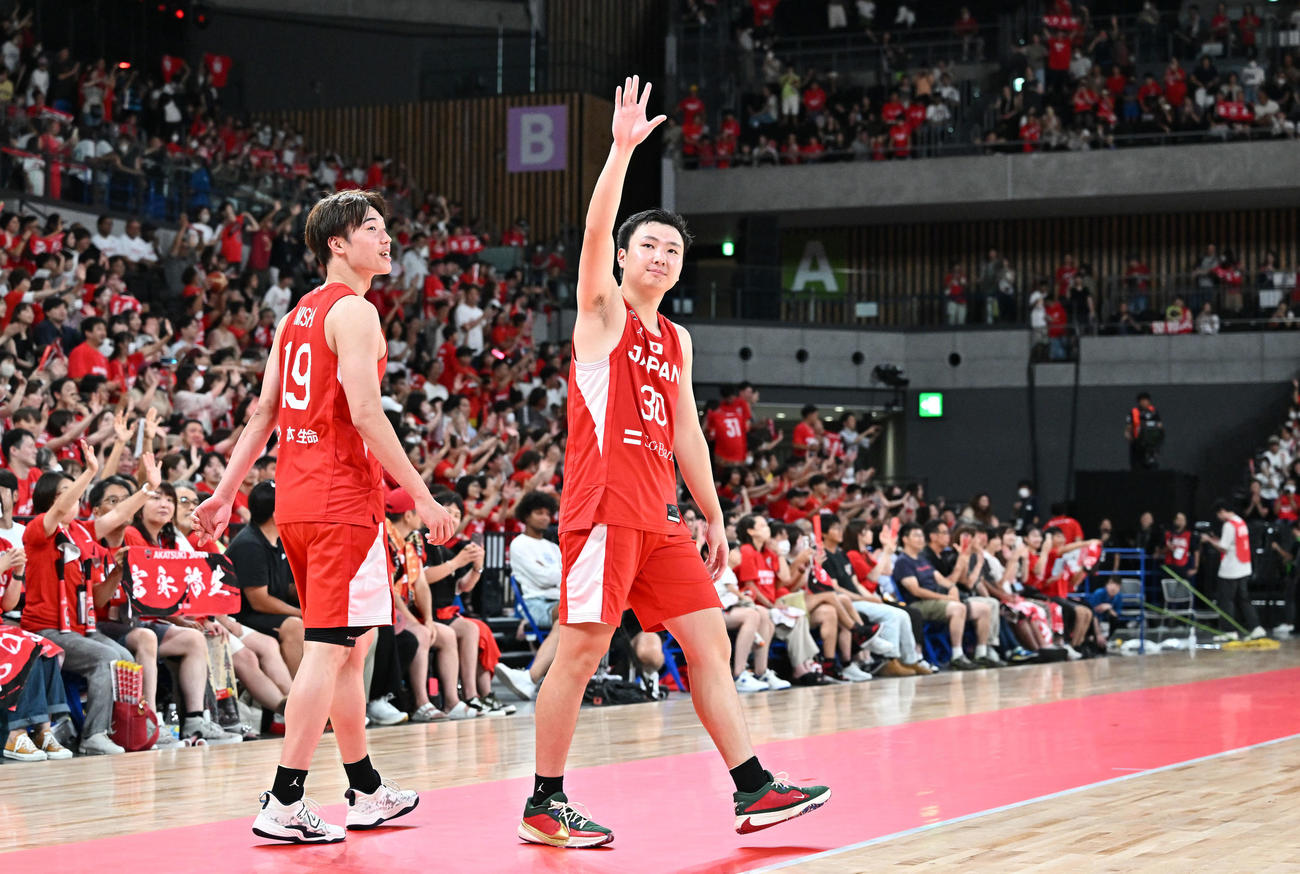 日本対アンゴラ　試合後、ファンに手を振る富永（右）と西田（撮影・滝沢徹郎）