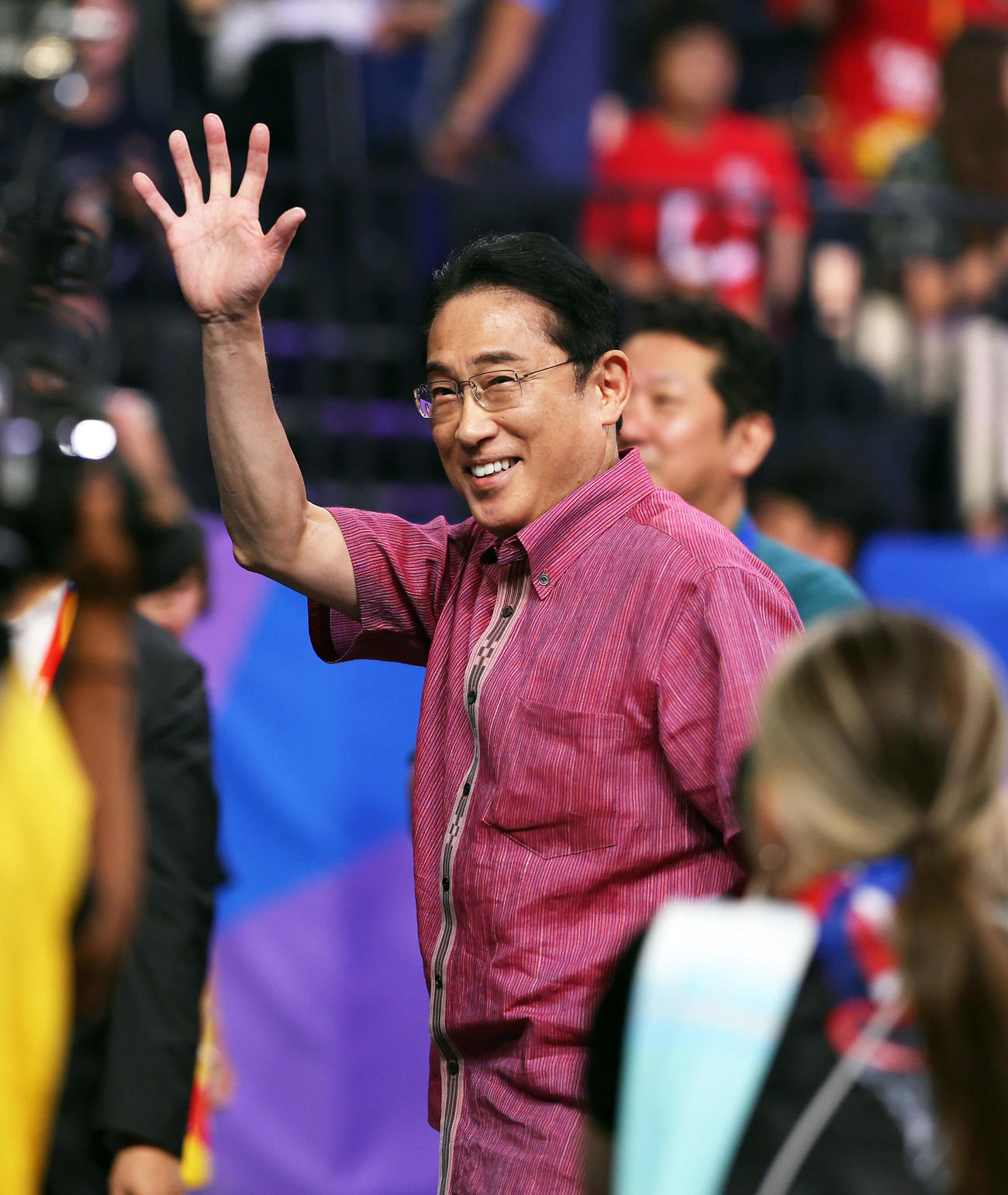 日本対ドイツ　試合前、ティップオフセレモニーを行い、観客の声援に応える岸田首相（撮影・前田充）