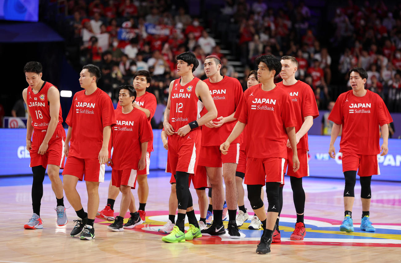 日本対ドイツ　ウオーミングアップを開始する渡辺（中央）ら日本の選手たち（撮影・前田充）