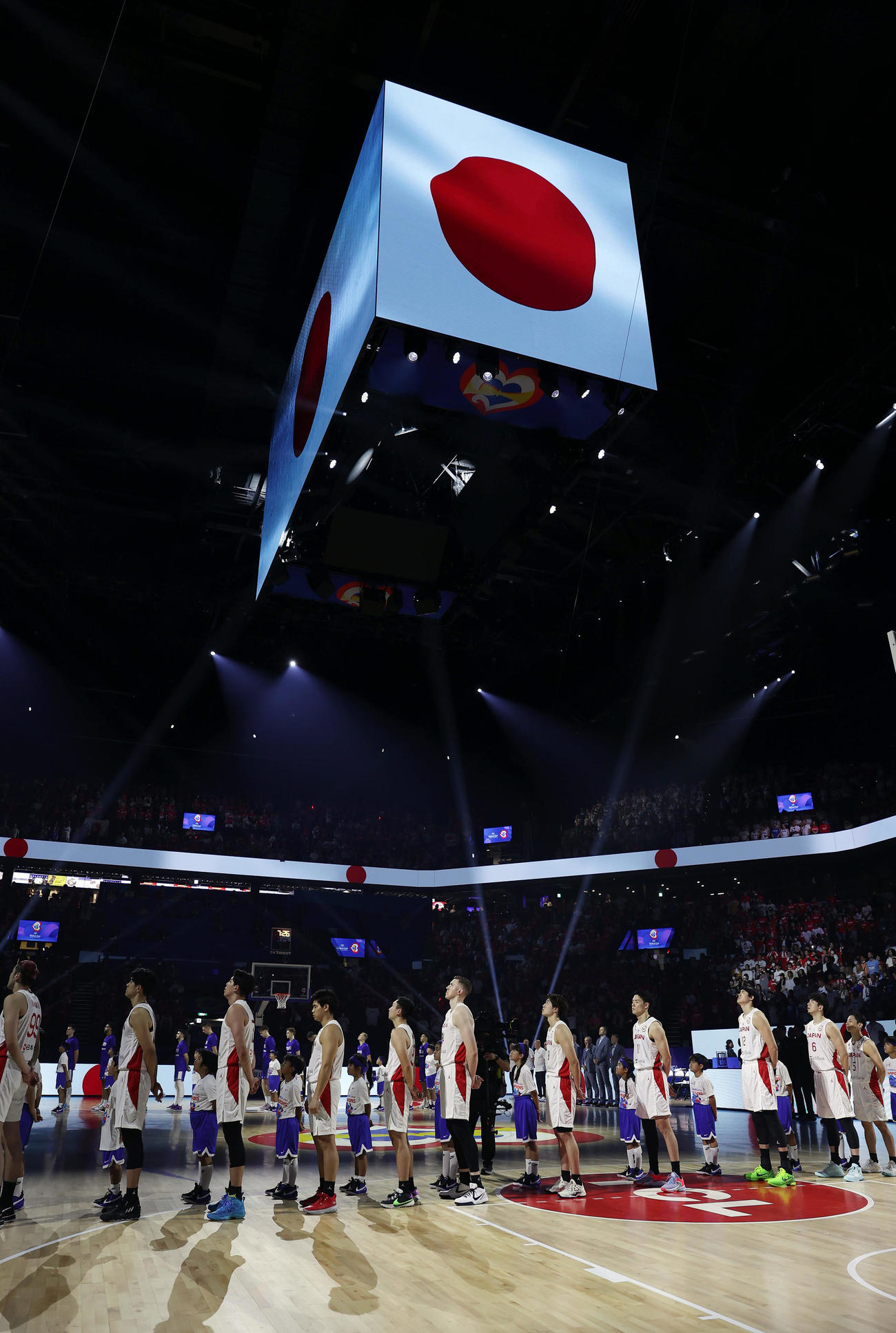 日本対フィンランド　試合前、君が代を斉唱する日本の選手たち（撮影・前田充）
