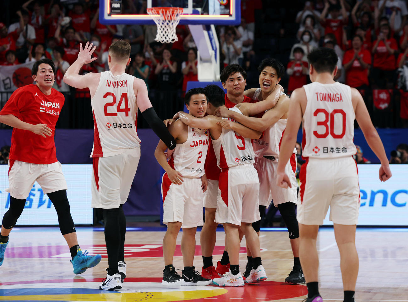日本対フィンランド　フィンランドに勝利し、抱き合って歓喜する日本の選手たち（撮影・前田充）