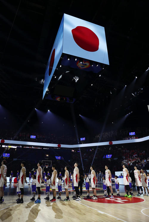 日本対フィンランド　試合前、君が代を斉唱する日本の選手たち（撮影・前田充）