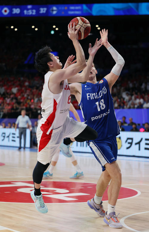 日本対フィンランド　第2Q、ファウルを受けながらもシュートを決める比江島（撮影・前田充）