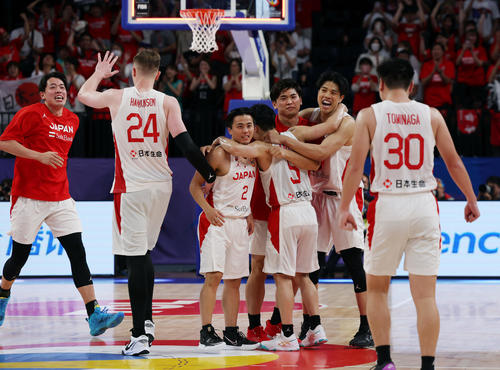 日本対フィンランド　フィンランドに勝利し、抱き合って歓喜する日本の選手たち（撮影・前田充）