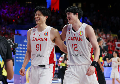 フィンランドに勝利し、笑顔で引き揚げる吉井裕鷹（左）と渡辺雄太（撮影・前田充）