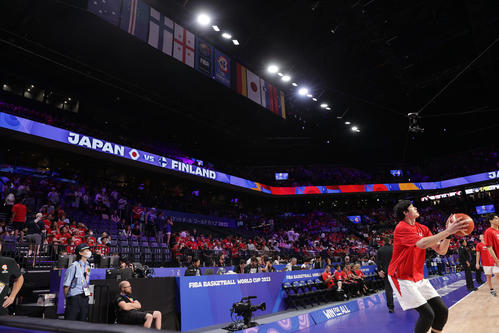 日本対フィンランド　試合開始の15分前、空席の目立つ客席。右はウオーミングアップする渡辺（撮影・前田充）