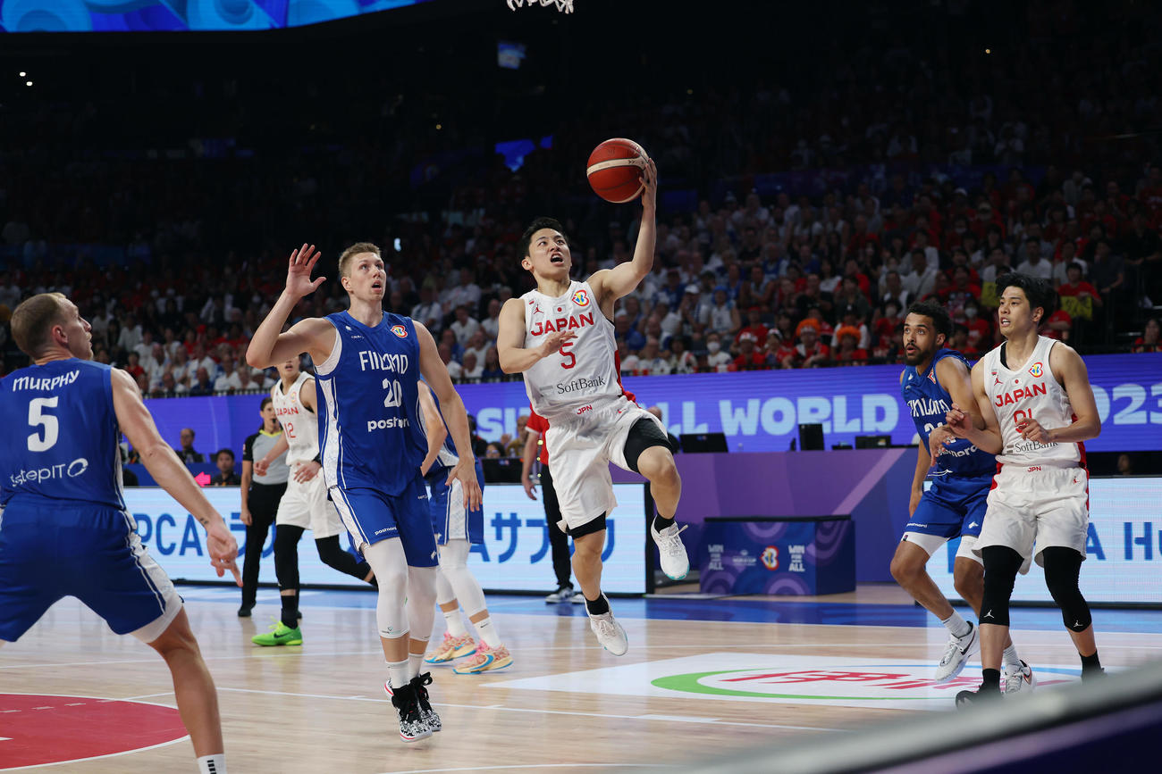 日本対フィンランド　　第1Q、シュートを決める河村（中央）（撮影・前田充）