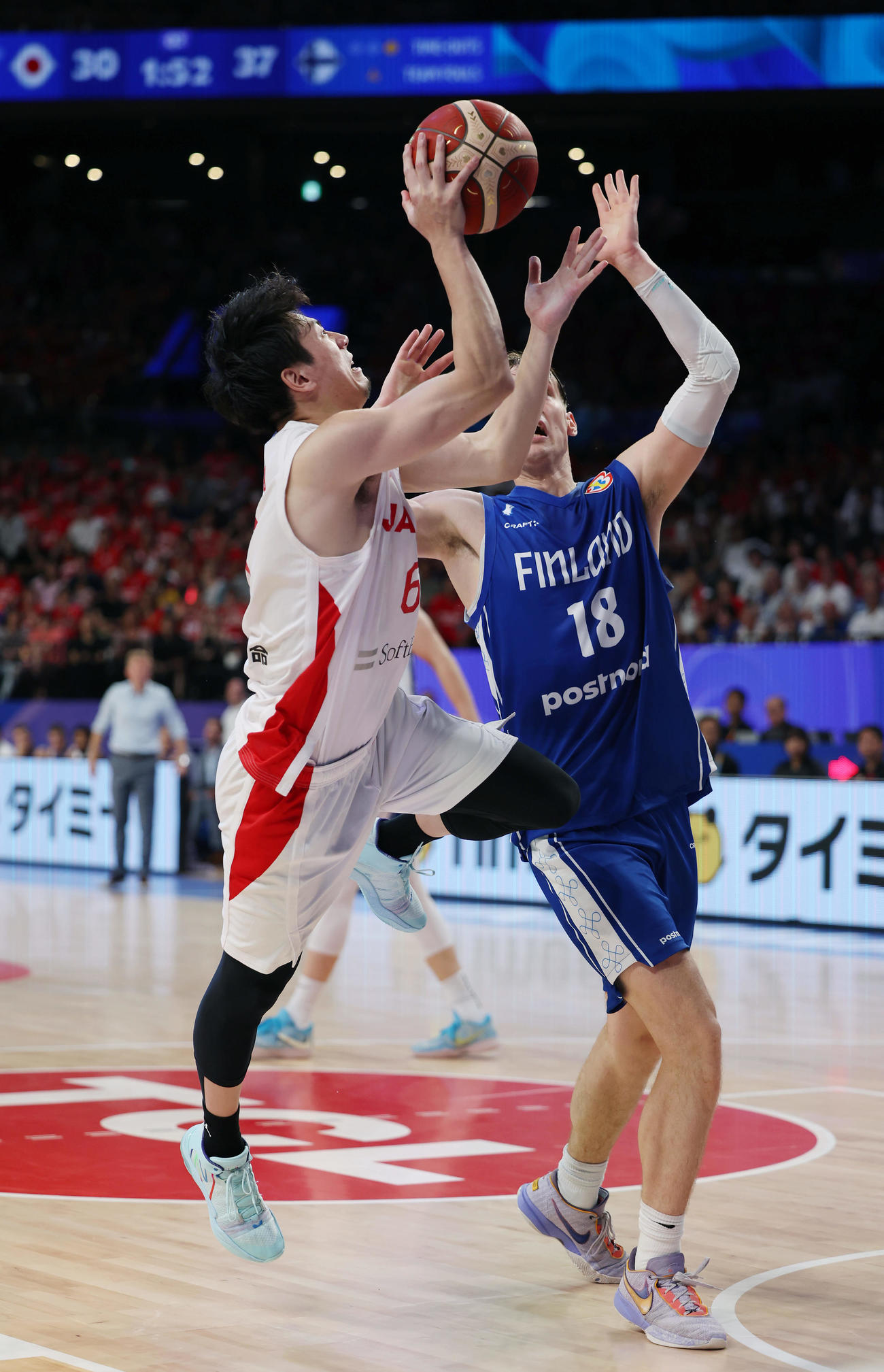 日本対フィンランド　第2Q、ファウルを受けながらもシュートを決める比江島（撮影・前田充）