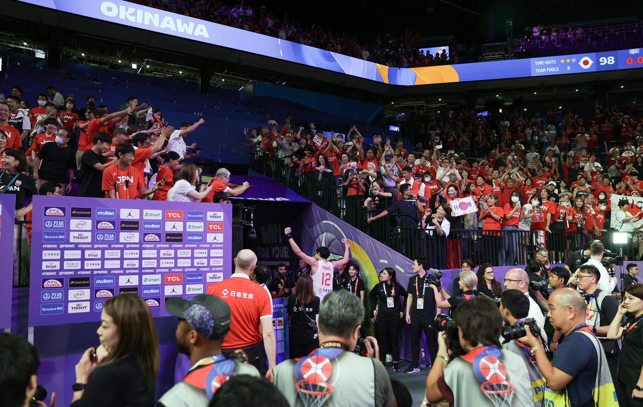 日本対フィンランド　引き揚げる渡辺（中央）に声援を送る観客ら（撮影・前田充）