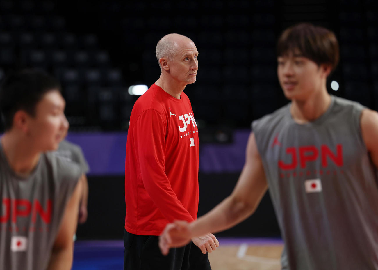日本対フィンランド　フィンランド戦前の練習を見守るホーバス監督（中央）（撮影・前田充）