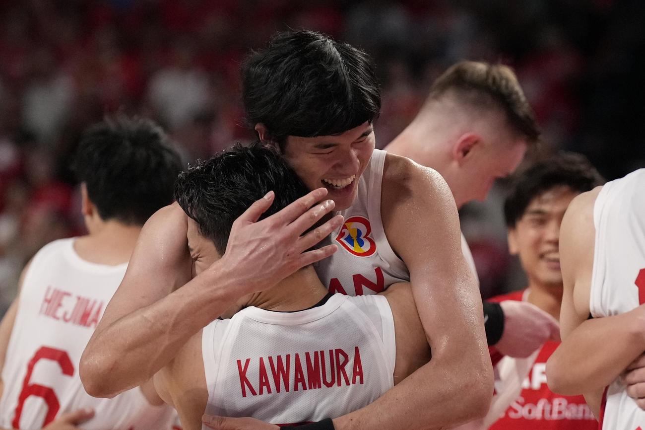 日本対フィンランド　勝利後、抱き合う渡辺雄太と河村勇輝（AP）