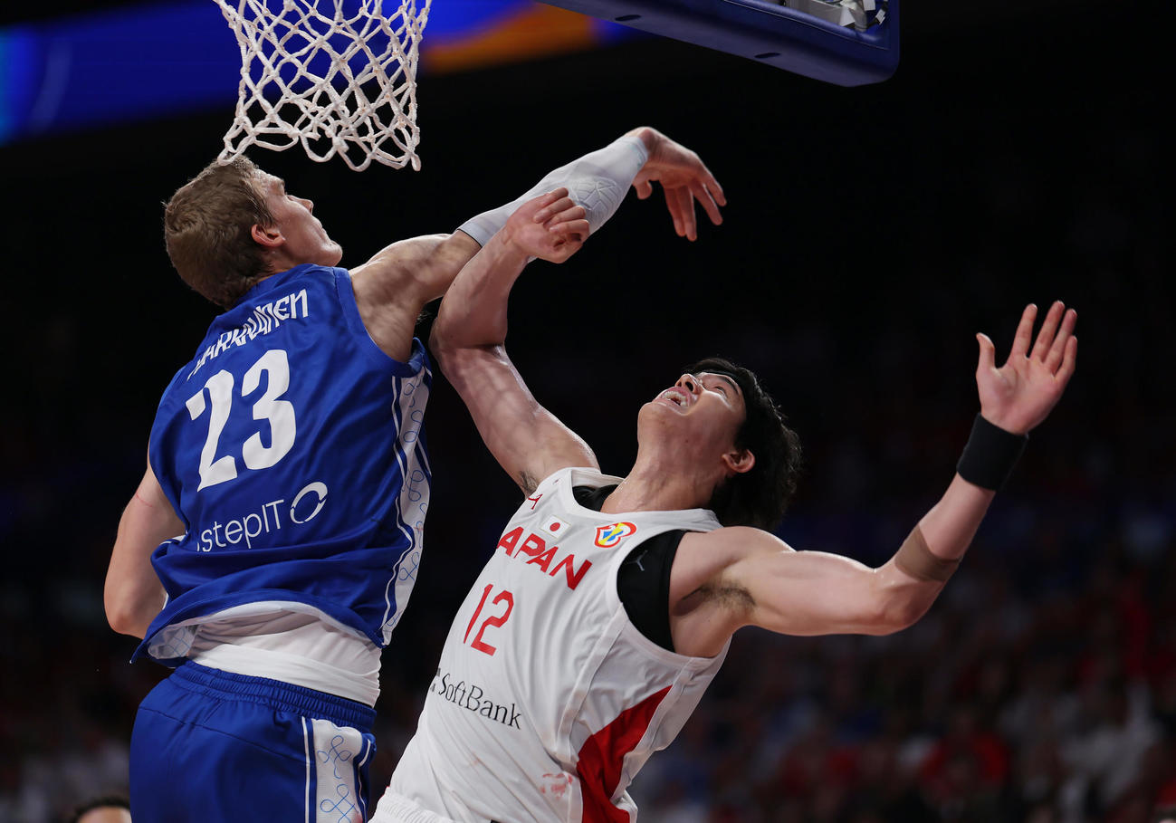 フィンランドのマルッカネン（左）のファウルを受ける渡辺雄太（撮影・前田充）