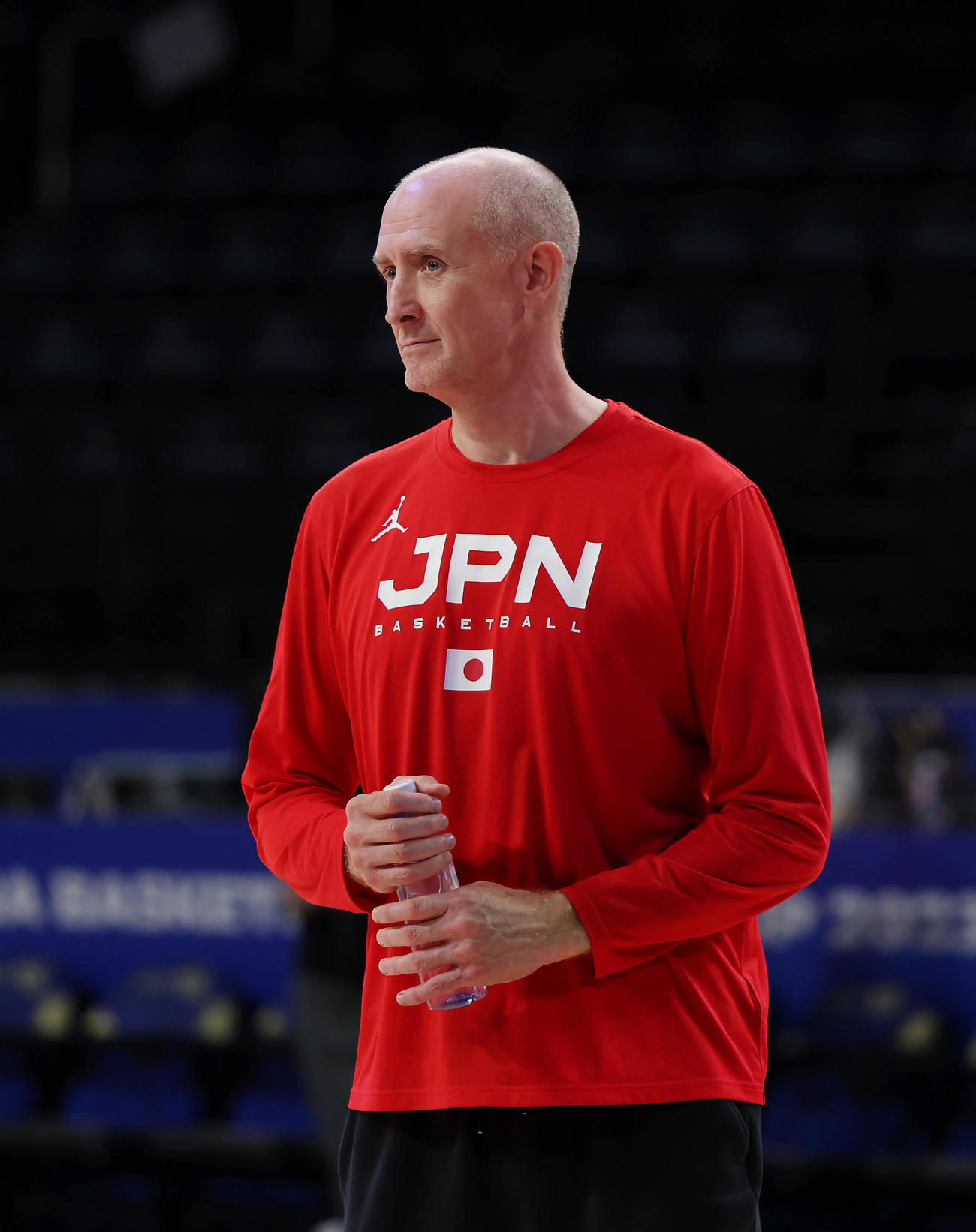 日本対フィンランド　フィンランド戦前の練習を見守るホーバス監督（撮影・前田充）