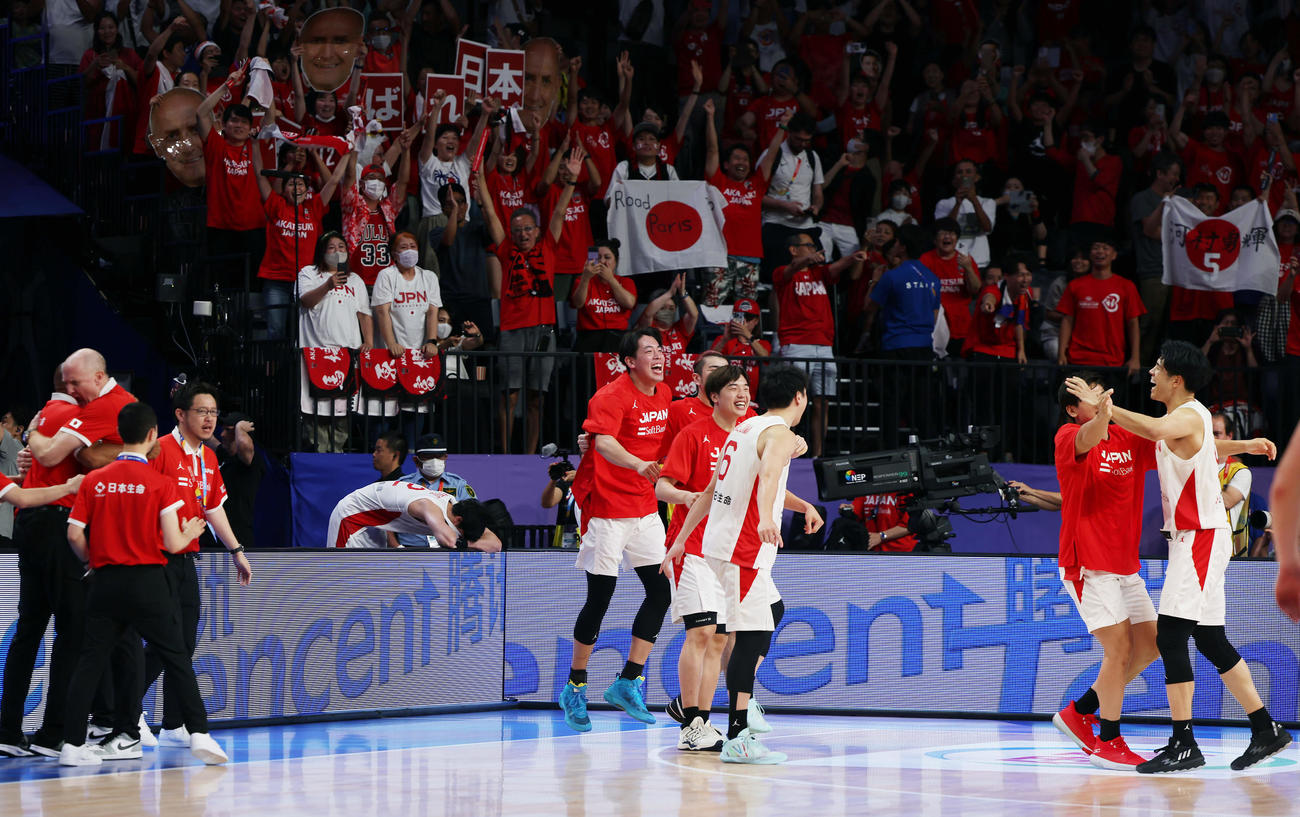 日本対フィンランド　フィンランドに勝利し、歓喜する日本の選手たち（撮影・前田充）