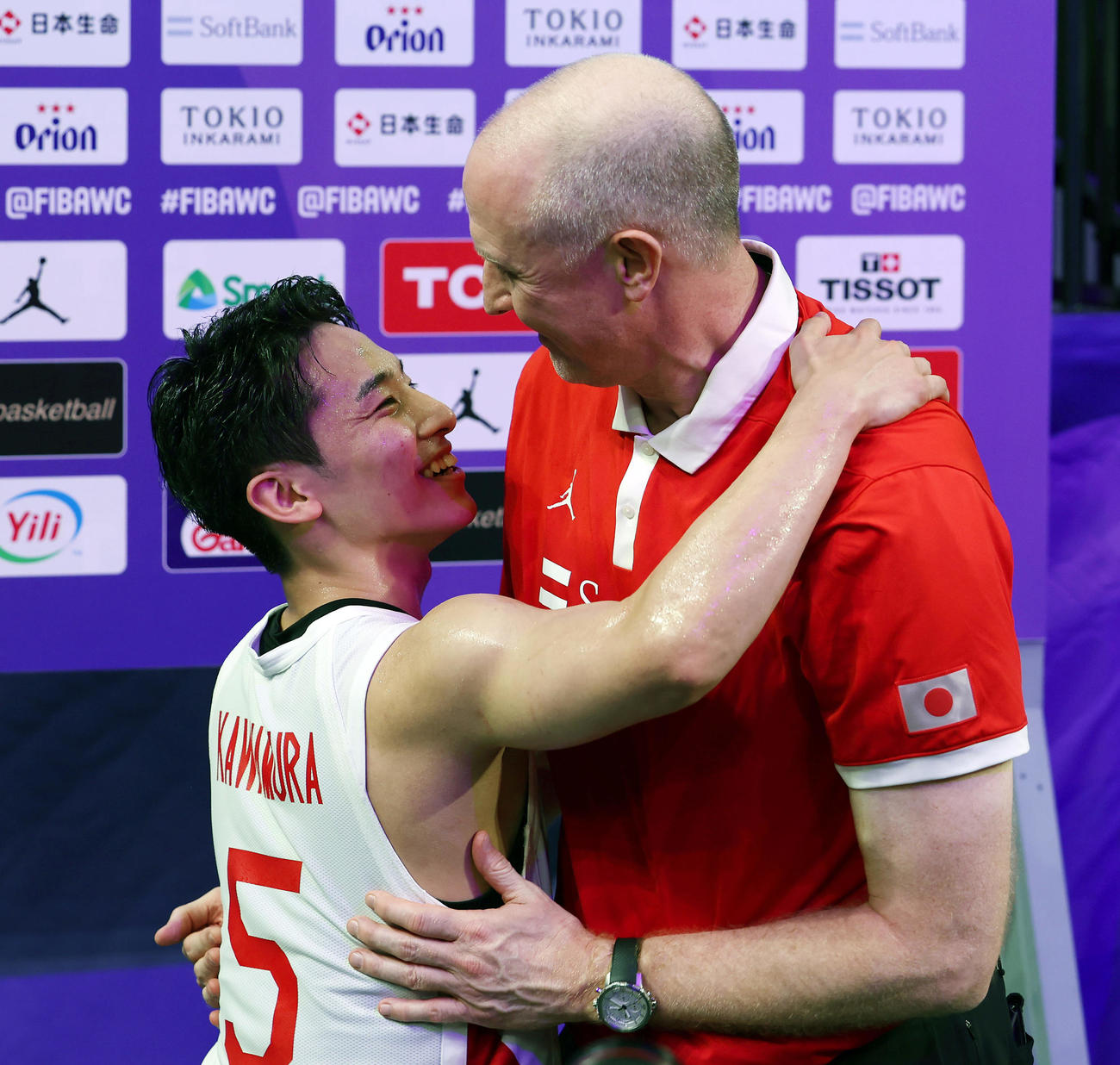 日本対フィンランド　フィンランドに勝利し、抱き合って喜ぶ河村とホーバス監督（撮影・前田充）