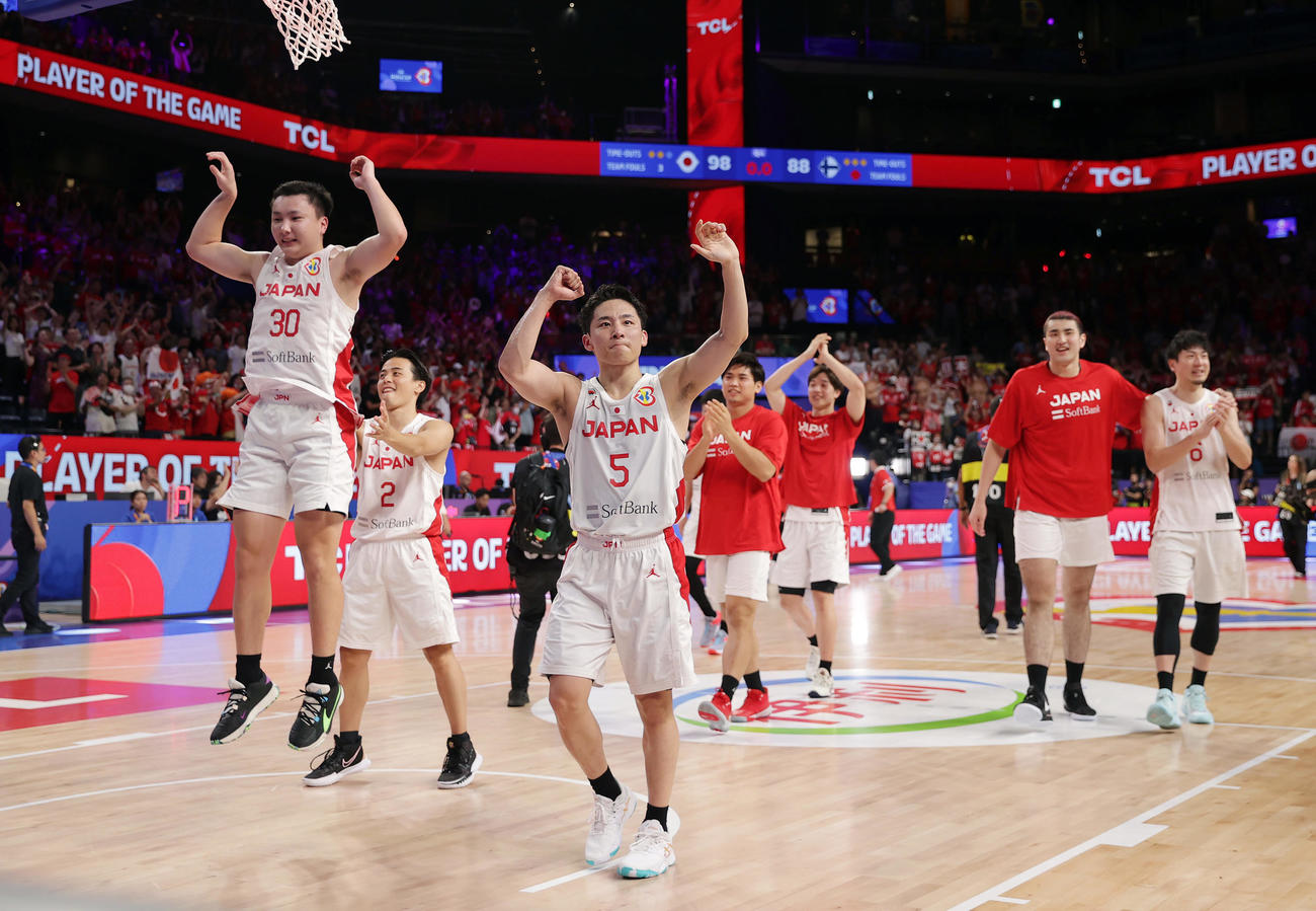日本対フィンランド　フィンランドに勝利し、観客の声援に応える河村（手前）ら日本の選手たち（撮影・前田充）
