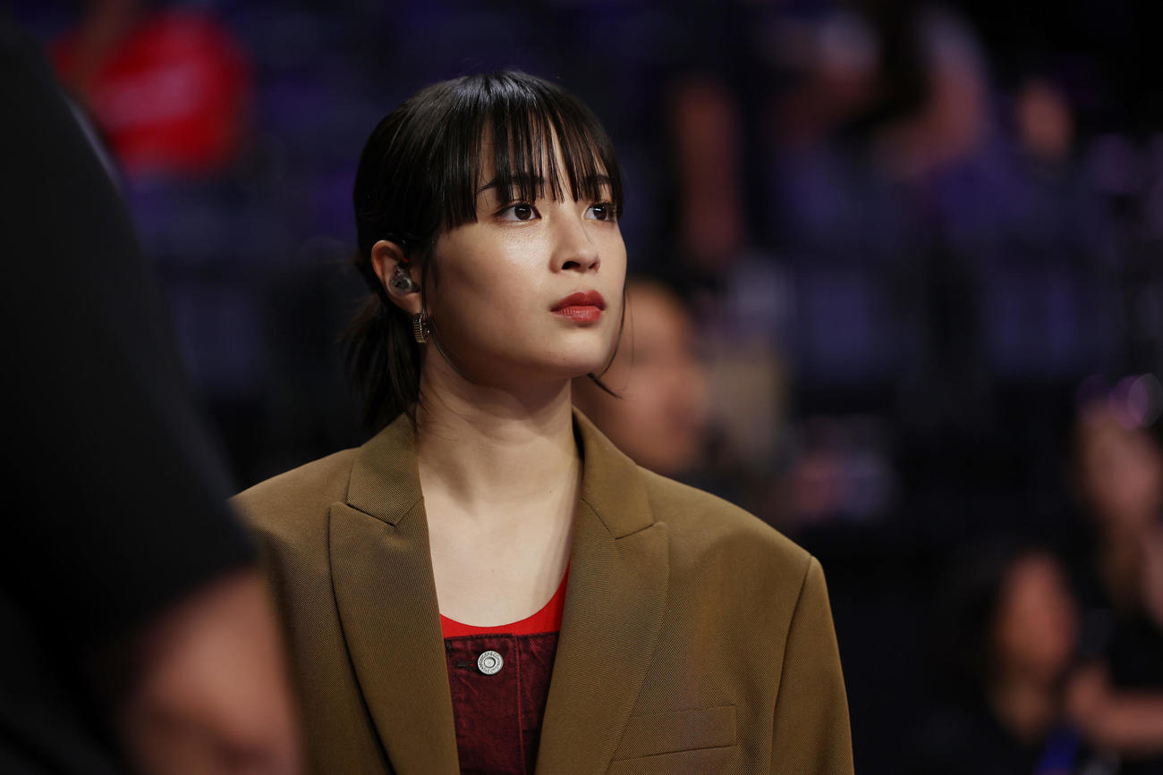 日本対フィンランド　日本選手のウオーミングアップを見つめる広瀬すず（撮影・前田充）