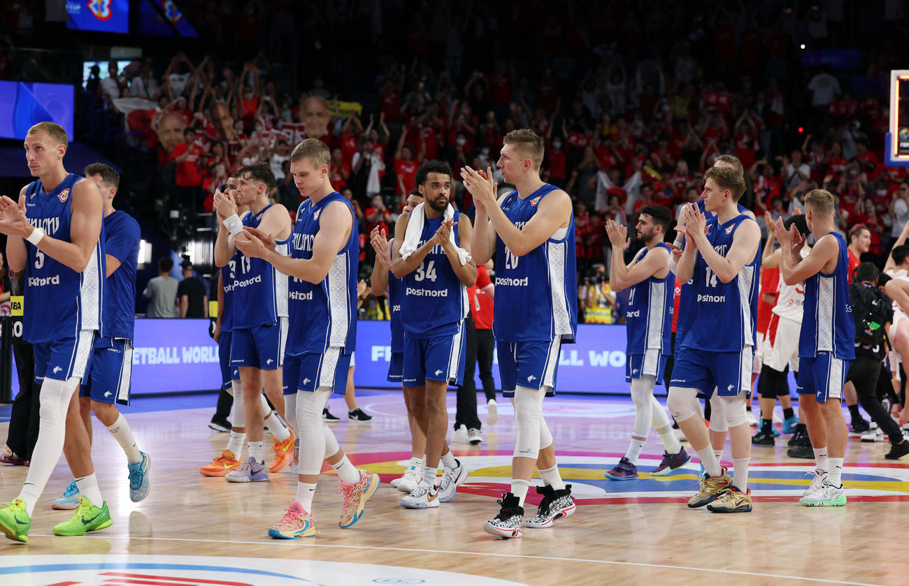 日本対フィンランド　日本に敗れ、引き揚げるフィンランドの選手たち（撮影・前田充）