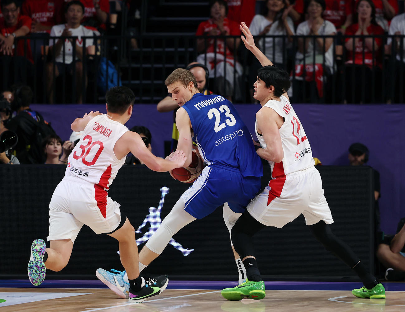 日本対フィンランド　第4Q、フィンランドのマルッカネン（中央）を厳しくマークする渡辺（右）と富永（撮影・前田充）