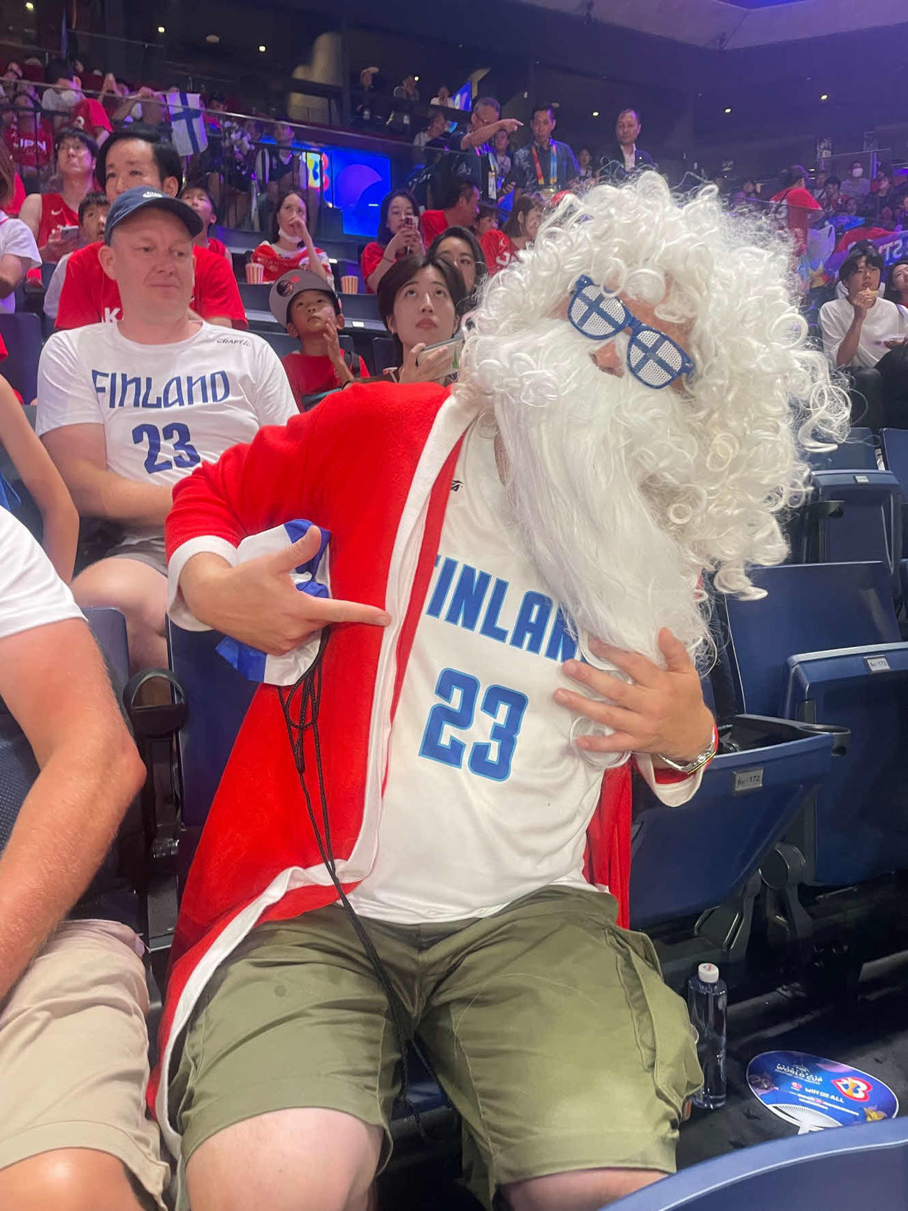 サンタクロースの格好で応援するフィンランドのファン
