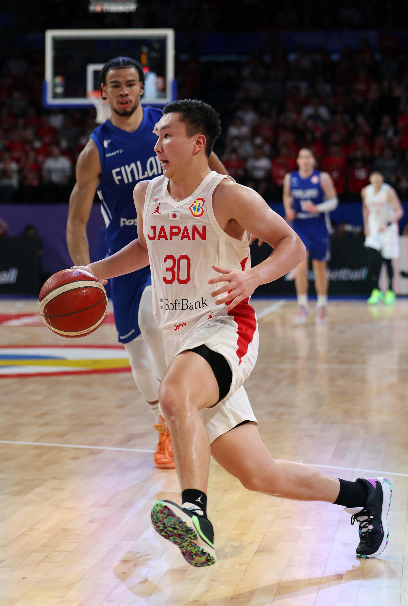 日本対フィンランド　第4Q、ドリブルで攻め込む富永（撮影・前田充）