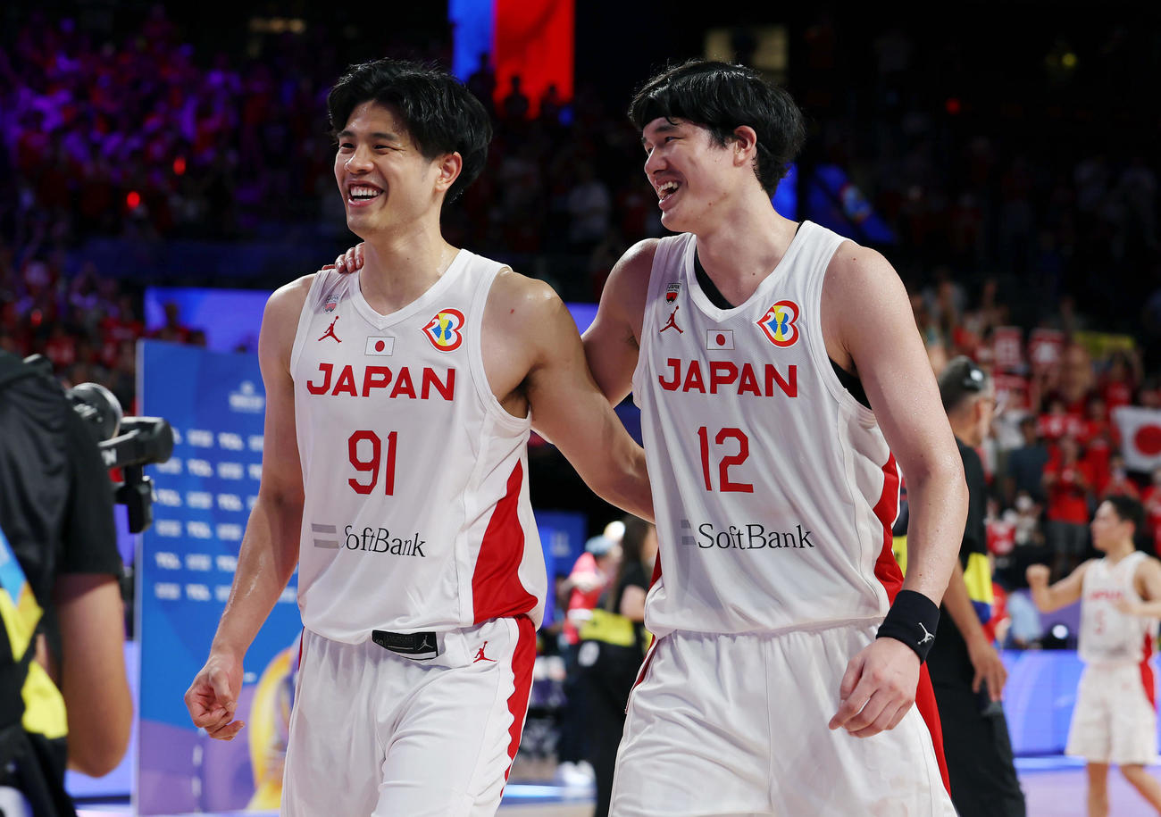 フィンランドに勝利し、笑顔で引き揚げる吉井裕鷹（左）と渡辺雄太（撮影・前田充）