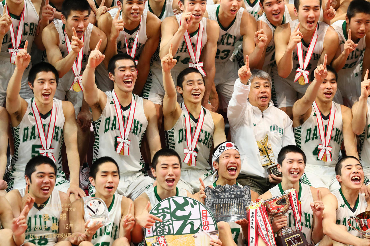 2019年12月、ウインターカップで優勝し笑顔で「日本一」ポーズを決める福岡第一・河村勇輝（中央）ら選手たち。同右は井手口孝監督