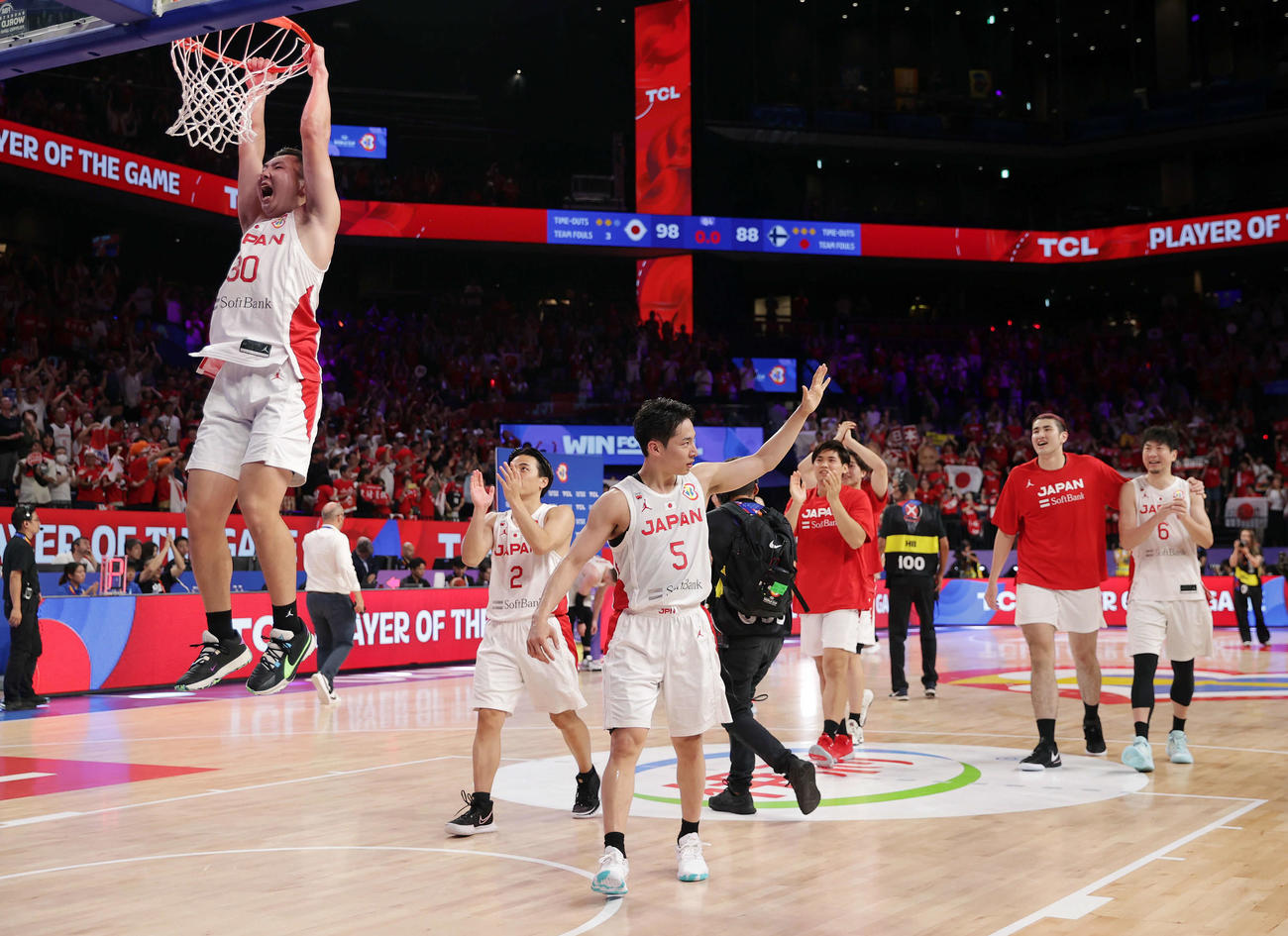 27日、フィンランドに勝利し盛り上がる観客の声援に応える河村（手前）ら日本の選手たち。左端はリングにぶら下がって喜ぶ富永