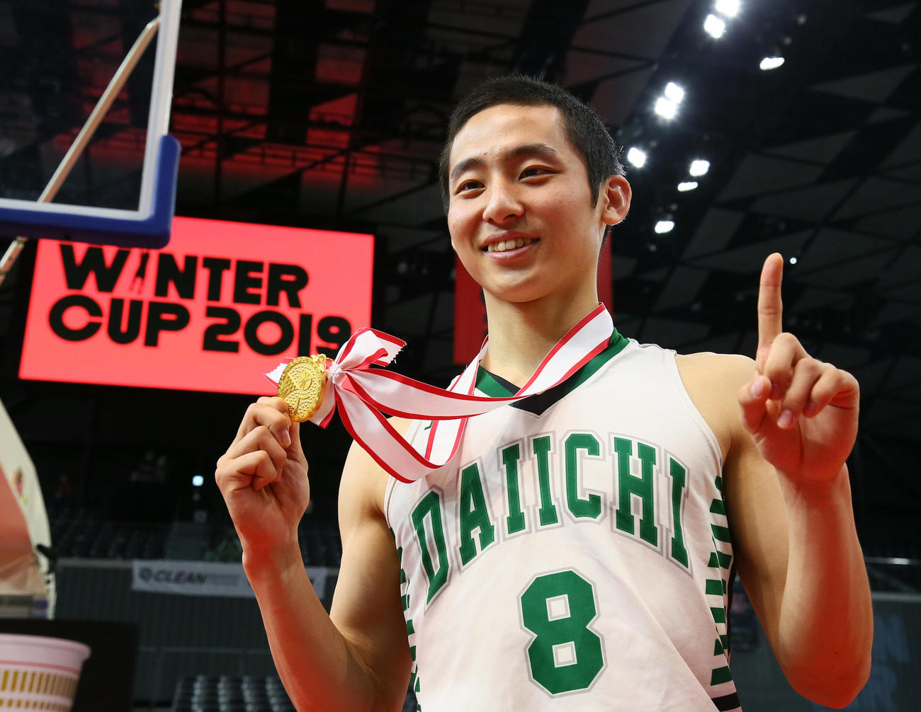 2019年12月、福岡第一対福岡大大濠　優勝し笑顔で「日本一」ポーズを決める福岡第一・河村