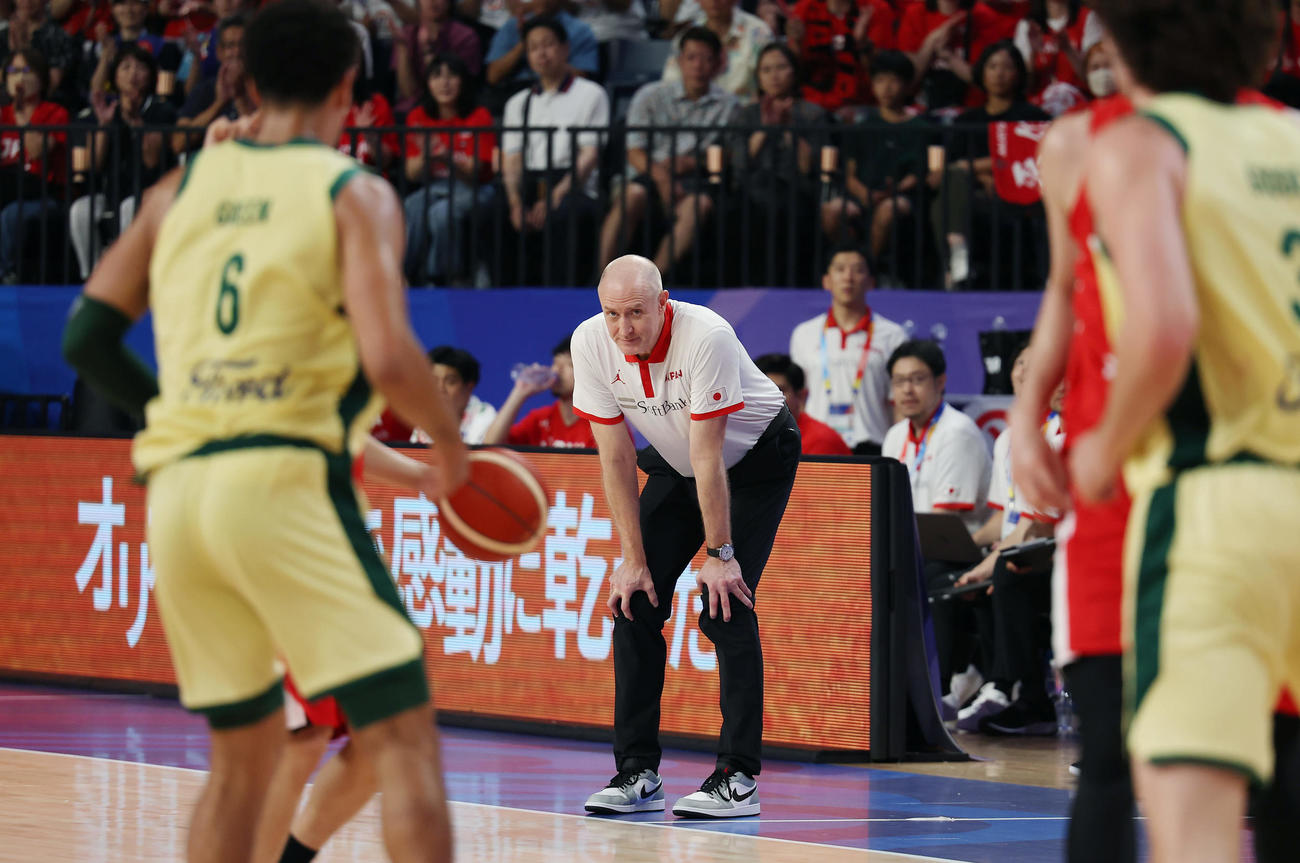 日本対オーストラリア　第3Q、厳しい表情で戦況を見守るホーバス監督（中央）（撮影・前田充）