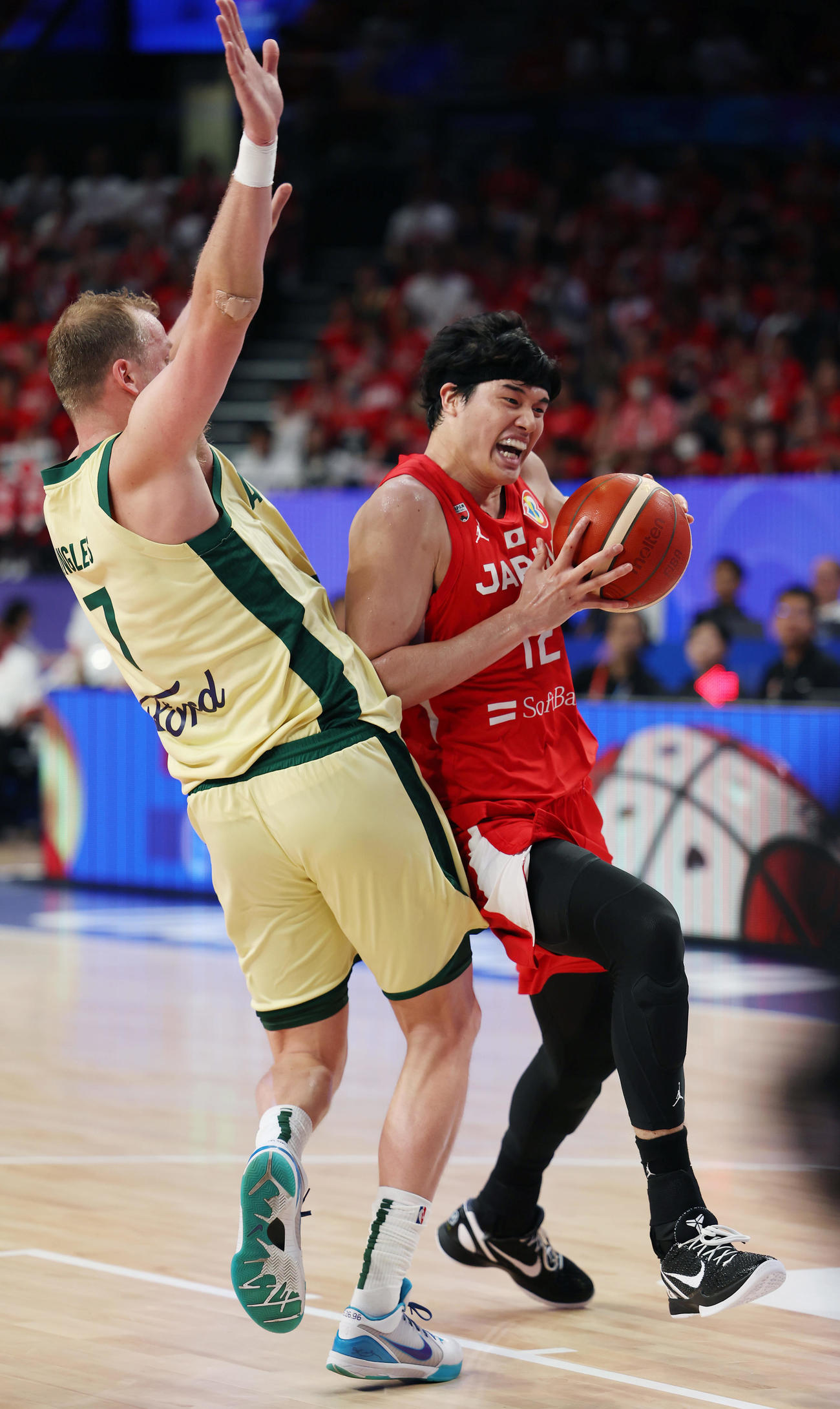 日本対オーストラリア　第3Q、厳しいマークを受ける渡辺（撮影・前田充）