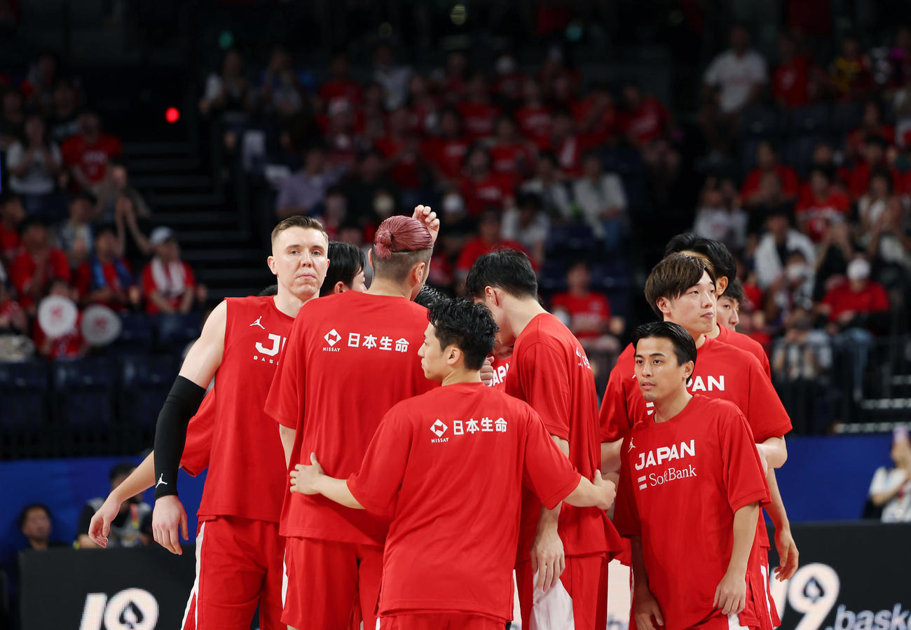 日本対オーストラリア　円陣を組みウオーミングアップを開始する日本の選手たち（撮影・前田充）