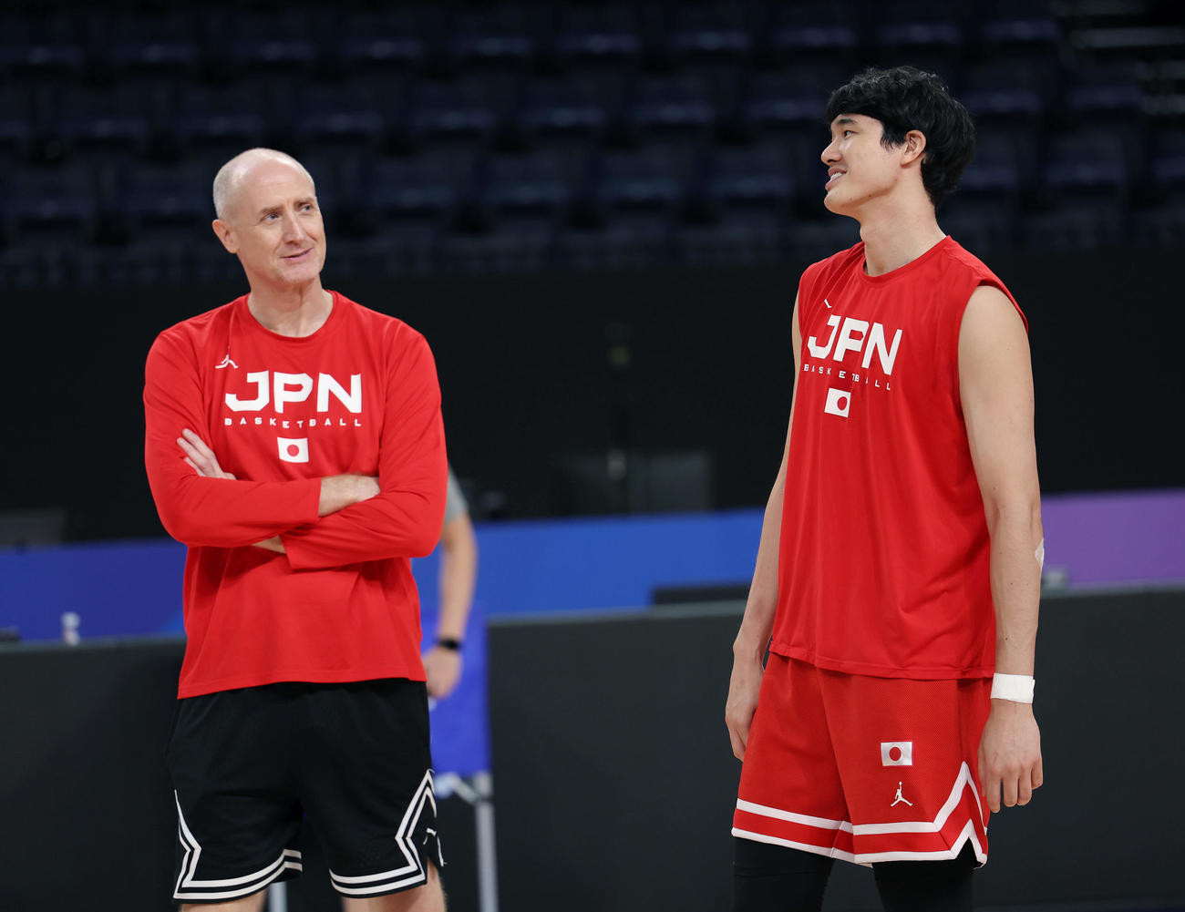 ホーバス監督（左）と言葉を交わす渡辺（撮影・前田充）