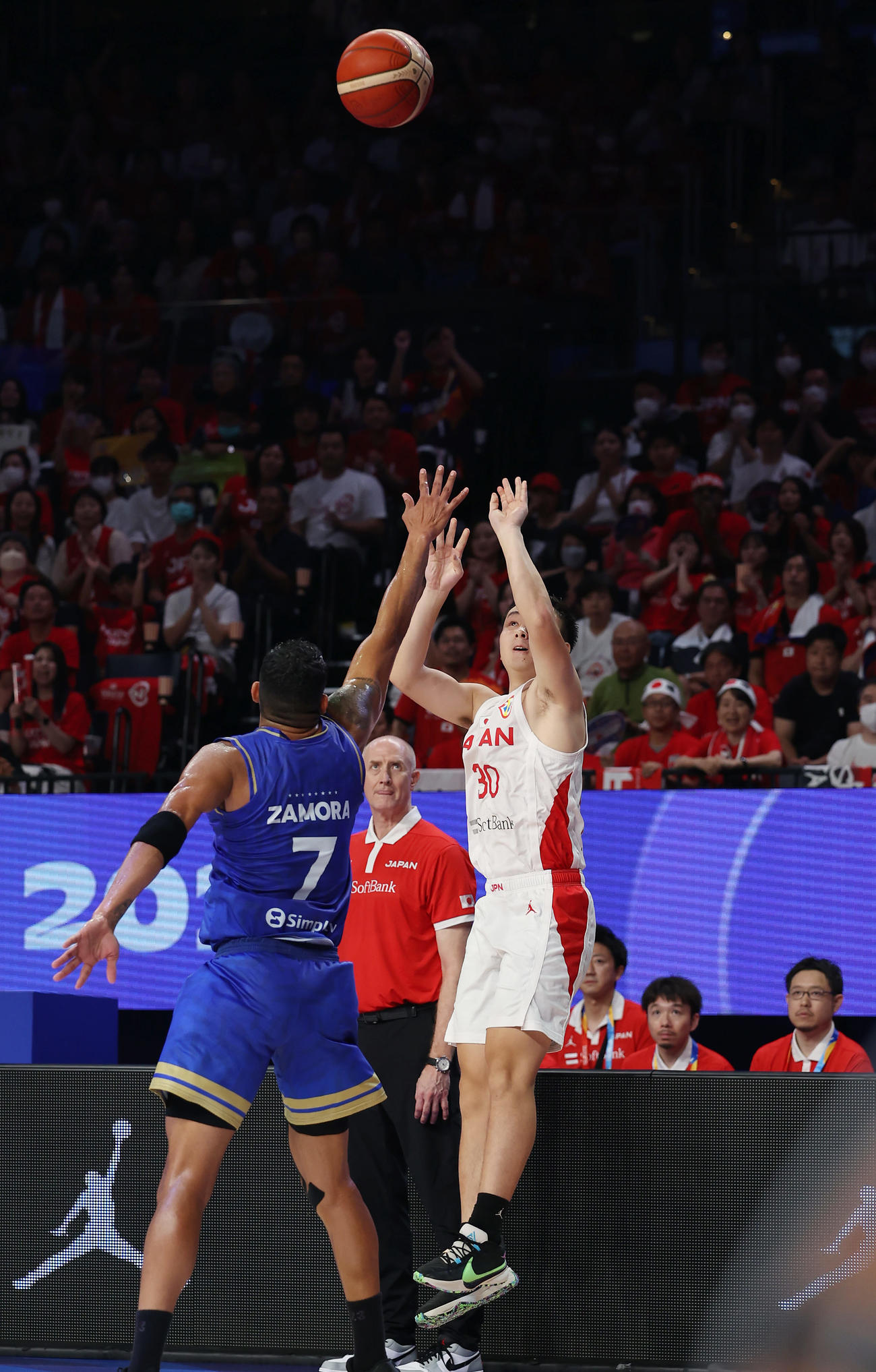 日本対ベネズエラ　第2Q、3Pシュートを決める富永（撮影・前田充）