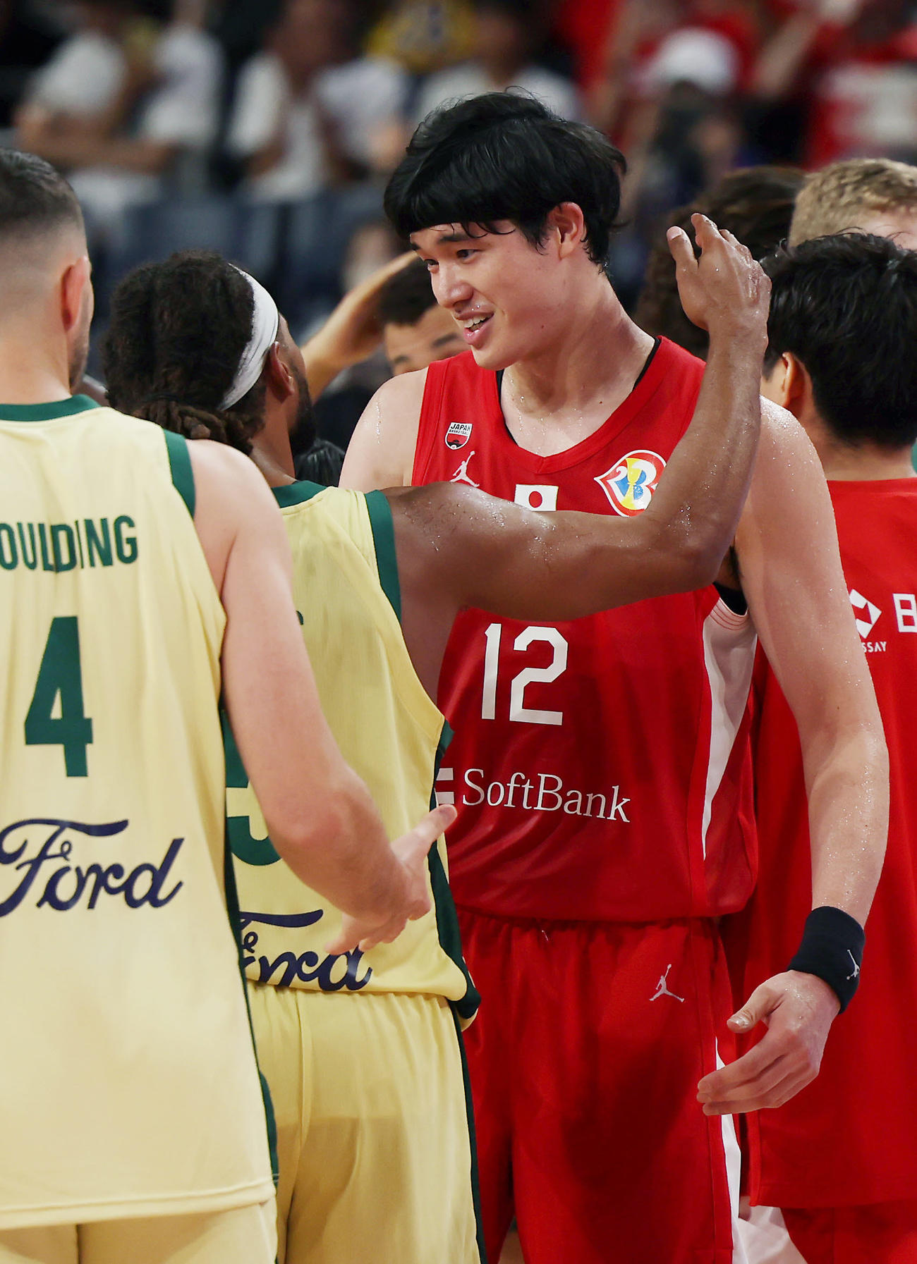 日本対オーストラリア　試合後、オーストラリアのミルズ（左）と言葉を交わす渡辺（撮影・前田充）