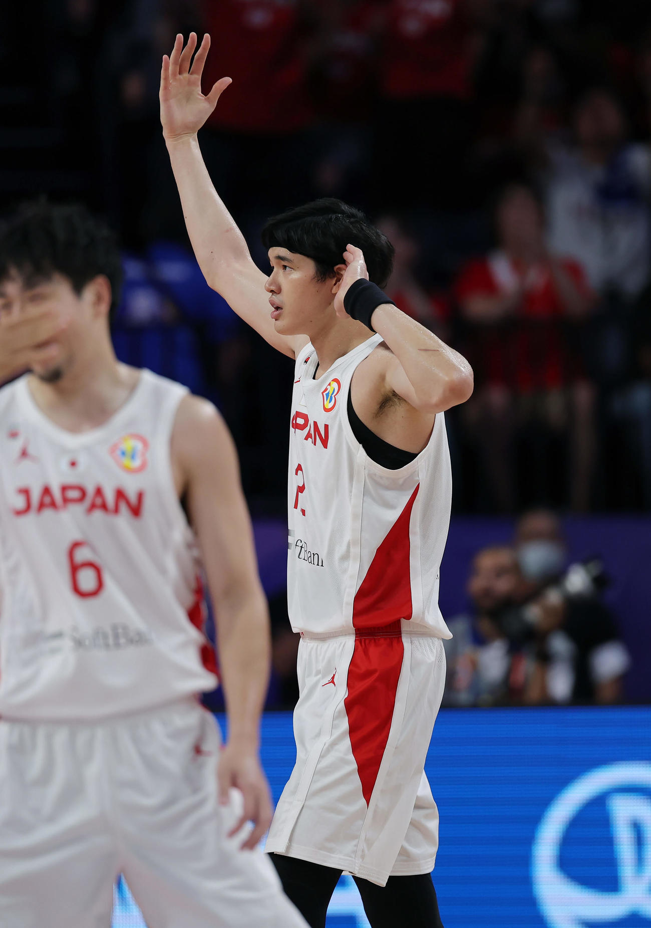 日本対ベネズエラ　第4Q、馬場がシュートを決め、盛り上がる観客をさらにあおる渡辺（撮影・前田充）