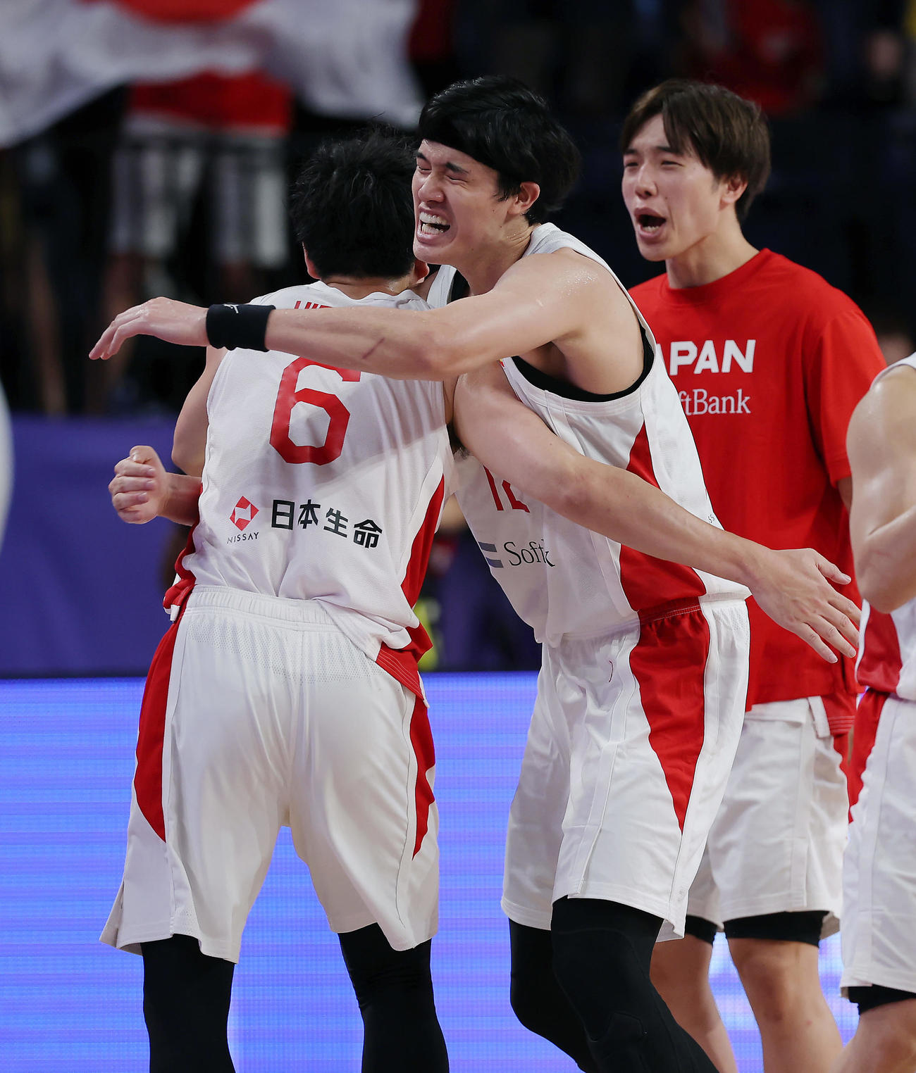 日本対ベネズエラ　第4Q、ベネズエラに逆転し、タイムアウトで比江島（左）と抱き合う渡辺（撮影・前田充）