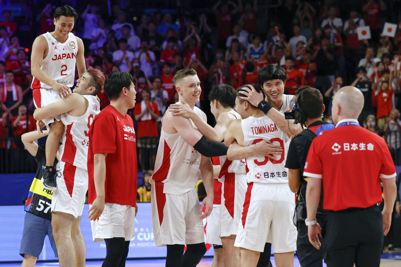 バスケットボール男子W杯順位決定リーグ初戦でベネズエラに勝利し、喜ぶ富樫（左端）、渡辺（右から3人目）ら（共同）