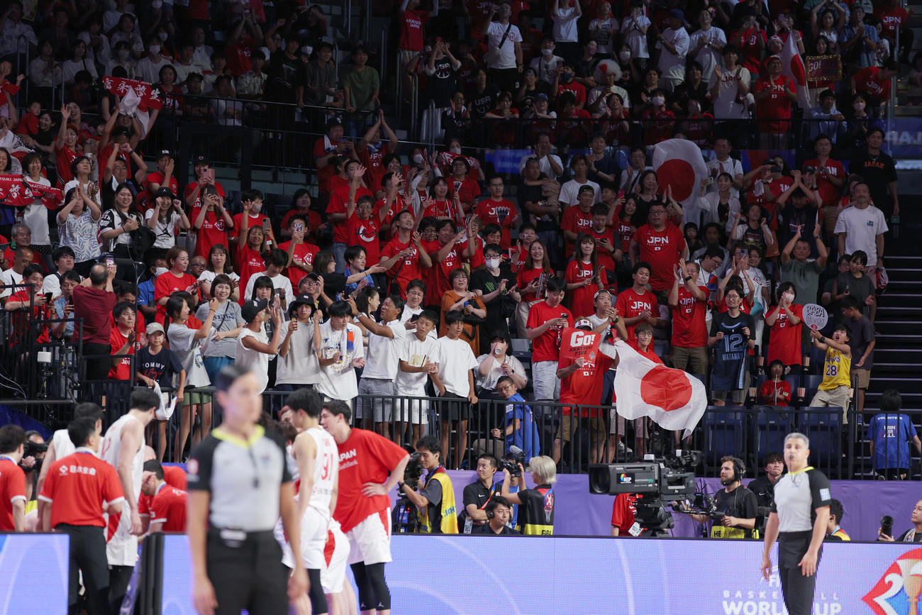 日本対ベネズエラ　第4Q、ベネズエラに逆転し、盛り上がる観客たち（撮影・前田充）