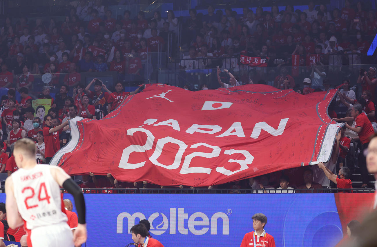 日本対ベネズエラ　　試合前、盛り上がるスタンドの観客たち（撮影・前田充）