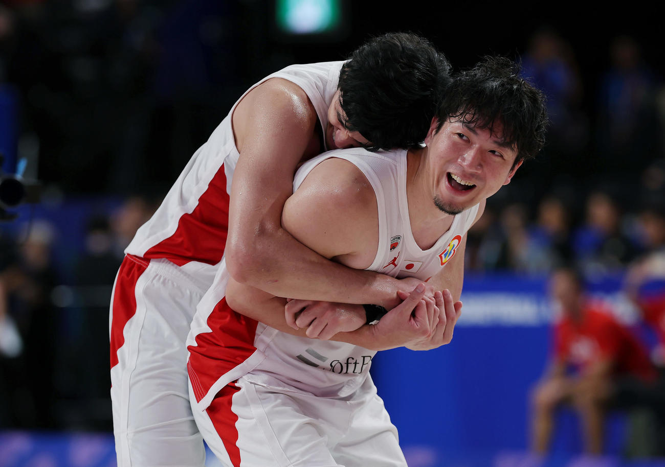 日本対ベネズエラ　ベネズエラに勝利し、喜ぶ渡辺（左）に抱きつかれ笑顔を見せる比江島（撮影・前田充）