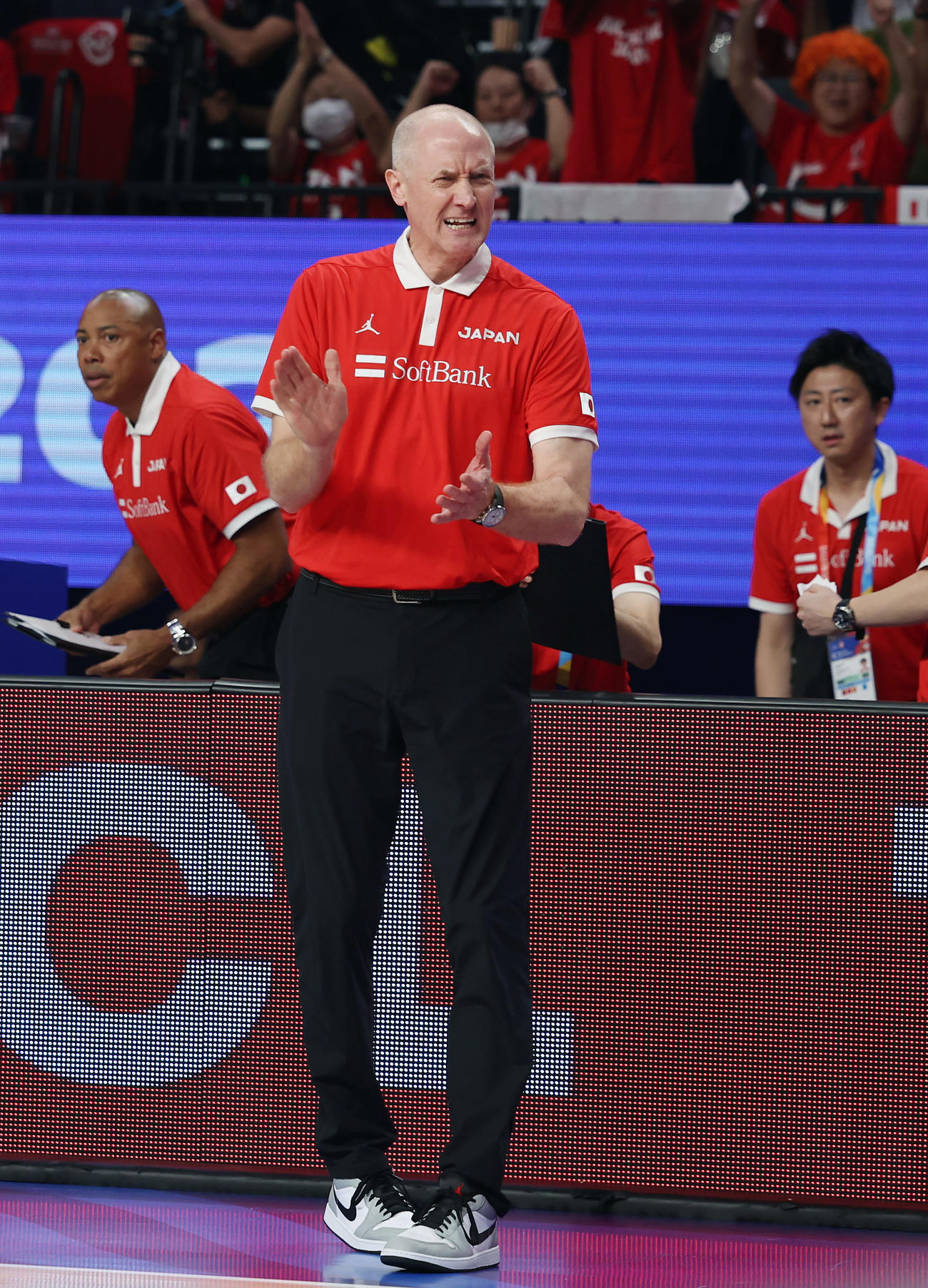 日本対ベネズエラ　第2Q、吉井がシュートを決め拍手するホーバス監督（撮影・前田充）