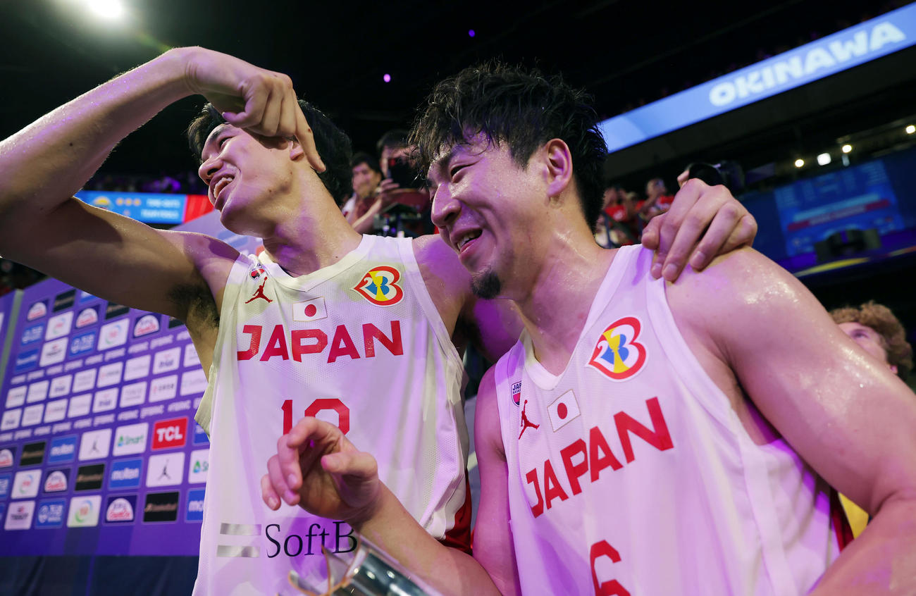 日本対ベネズエラ　ベネズエラに勝利し、喜ぶ渡辺（左）と比江島（撮影・前田充）