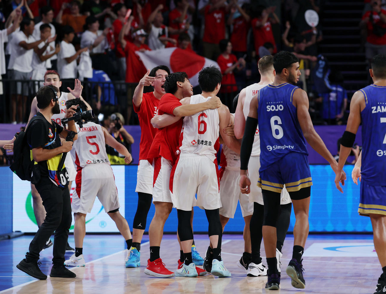 日本対ベネズエラ　ベネズエラに勝利し喜ぶ日本の選手たち（撮影・前田充）