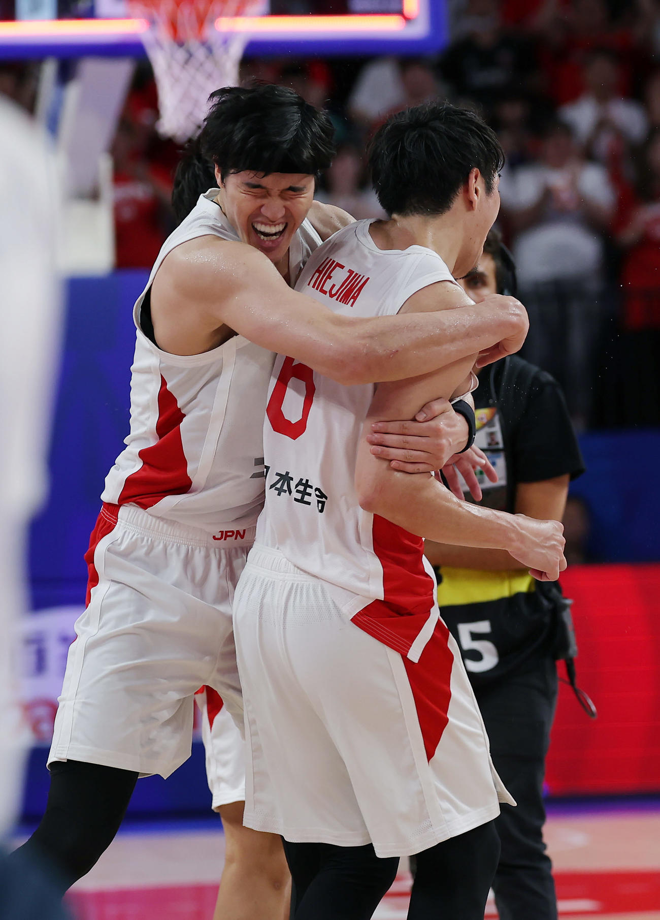 日本対ベネズエラ　ベネズエラに逆転勝ちし、比江島（右）に抱きついて喜ぶ渡辺（撮影・前田充）