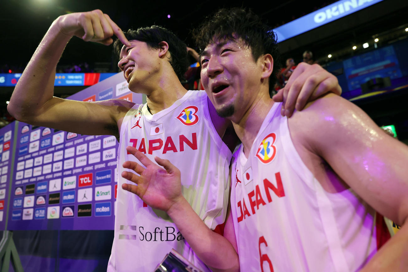 日本対ベネズエラ　ベネズエラに逆転勝利し、比江島（右）を称える渡辺（撮影・前田充）